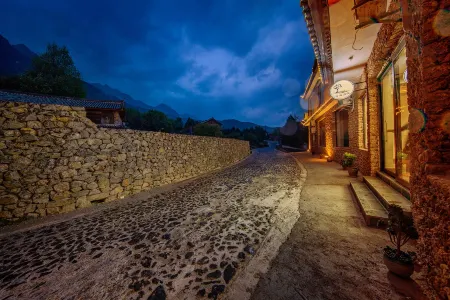 Listening to the wind · Courtyard Green Forest Rizhao Jinshan View Inn (Yulong Snow Mountain) Отели рядом с достопримечательностью «Yuzhu Qingtian Scenic Resort»