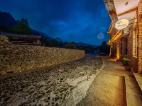 聽風泊院·Courtyard綠林野奢日照金山觀景美宿（玉龍雪山店） 鄰近中虎跳石的酒店