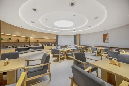 Guochen Hotel (Central Market Pedestrian Street) Отели в г. Хуайхуа