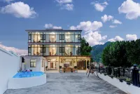 Yuese B&B Hotels near Shiduxianxi Mountain