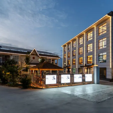 Langlangshan Hotel (Huashan Scenic Area Tourist Center Store)