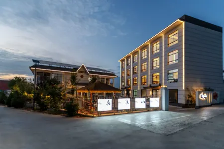 Langlangshan Hotel (Huashan Scenic Area Tourist Center Store)
