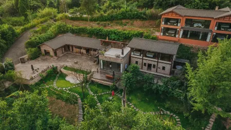 My Family Courtyard Home stay (Dazu Rock Carvings Tourist Center Store, Chongqing) Отели рядом с достопримечательностью «Dazu Stone Carving Baoding Mountain Scenic Area - Guiding Service Hall»
