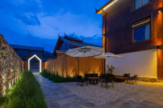 Lugu Lake Puman Lakeview Resort Hotel