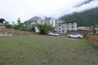 Hailuogou Seven Valleys Source · Snow Mountain Secret Realm Onsen Resort Hotel - parking