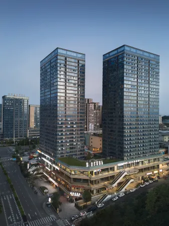 SFEEL Designer Hotel (Yibin Future Square Branch) Отели рядом с достопримечательностью «Chengdu College of Sichuan Foreign Studies University (Yibin Campus)»