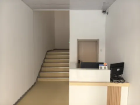 Monkey Light Youth Hostel (Taidong Pedestrian Street Branch)