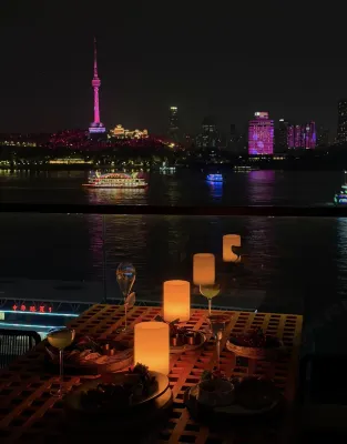 QI hotel - bar