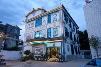 Yunqi Classic Bai Homestay (Weishan Ancient City)
