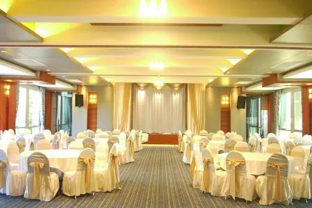 Long Beach Cha-Am Hotel Отели рядом с достопримечательностью «Simantra Private Villas»