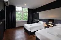 Hotel Waterfall Hotels near Arulmigu Balathandayuthapani Temple ABT