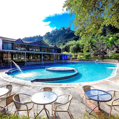 Master Bear Resort Hongye Teenage Baseball Memorial Hall周辺のホテル