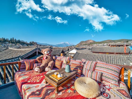 Lijiang pure sunshine · panoramic view of the ancient city and snow mountain
