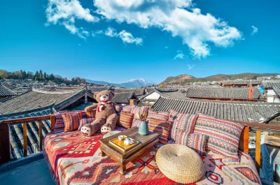 Lijiang pure sunshine · panoramic view of the ancient city and snow mountain