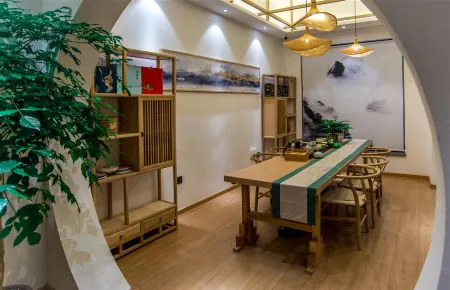 Qujing Yiju Yinshe B&B Hotel Отели рядом с достопримечательностью «Qujing Normal University»