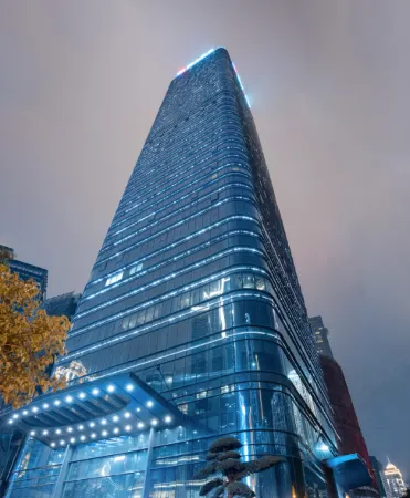 The Serene Riverside Suites Hotel (Chongqing Jiefangbei Hongyadong Branch) Отели рядом с достопримечательностью «Chongqing University of Education»