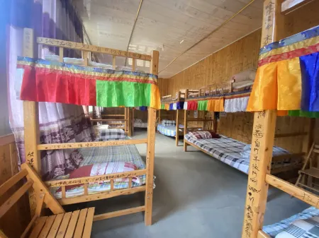 Tianquanke Daxia Youth Hostel Отели рядом с достопримечательностью «Erlang Mountain National Forest Park»