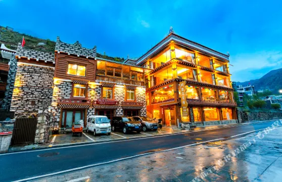 四姑娘山阿里本民宿