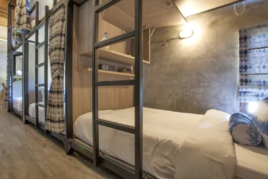 เตียงในหอพักรวมชายหญิง