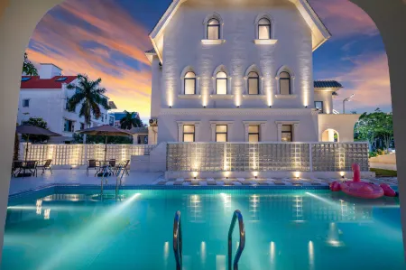 R designer Beach Hotel (Beihai Silver Beach International passenger port) Отели рядом с достопримечательностью «Guilin University of Electronic Technology Beihai Campus»