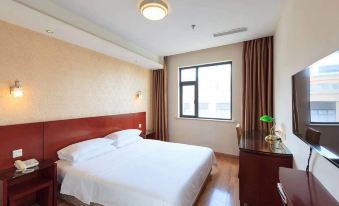 There is a bedroom with a white bed and a large window in the middle, alongside another at Motai Hotel (Shanghai Hongqiao International Exhibition Center Jiuxing)