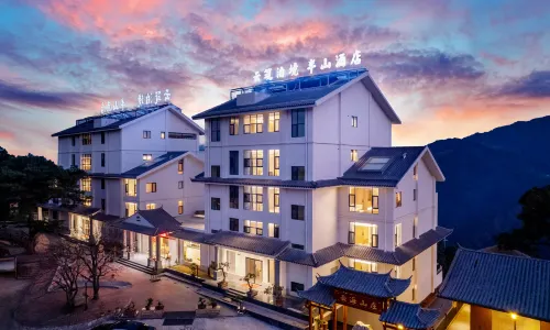 Cloud Built Banshan Pond Scene Hotel