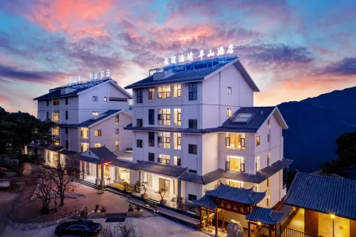 Cloud Built Banshan Pond Scene Hotel