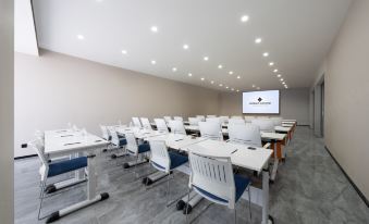 The GiorgioMorandi Hotels (Weihai Huoju 8th Street International Coastal Baths)