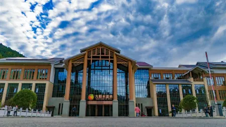 Jiugu Shui Hot Spring Courtyard Отели в г. Хечжан