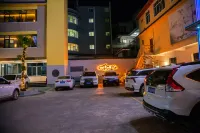 Longling Mengnuo Town Longteng Business Hotel - Park Yeri