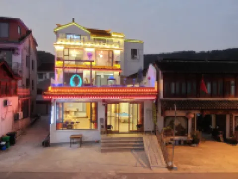 Deer  Panoramic View of Taihu Hot Spring Home Party Club فنادق في 