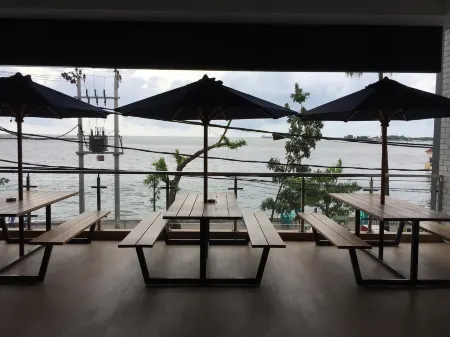 Expressia Hotel Makassar Отели рядом с достопримечательностью «Kodingareng Keke Island»