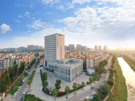 Kyriad Hotel (Jiangmen Pengjiang Jiangmen Avenue Branch) Отели рядом с достопримечательностью «Xinhui Museum»