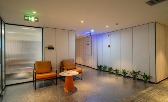 Qingmu Platinum Hotel (Nanjing Longhua Road Metro Station Jiangpu Bus Station)