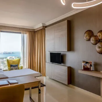 Two Seasons Hotel & Apartments Former Gloria Отели рядом с достопримечательностью «Район Дубай-Нолидж-Виллидж»