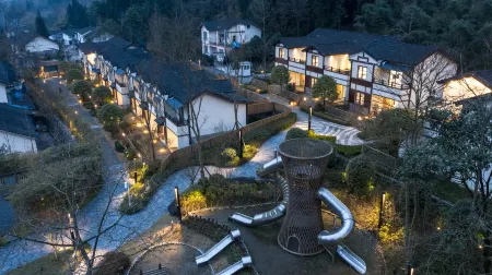 ANYIYUESHE HOTEL Отели рядом с достопримечательностью «Bailu Limestone Cave Wonder Peak»