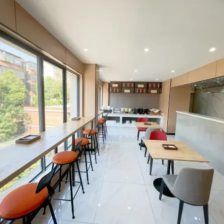 Borrman Hotel (Zhijiang Guomao Qixing Square)