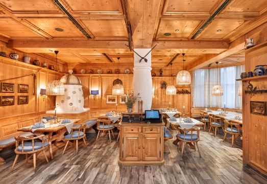 2. H+ 호텔 슈투..