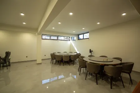 Xinchang Fenglan Xiyu Homestay (Shijiu Peak) Отели рядом с достопримечательностью «Qianzhang Canyon»