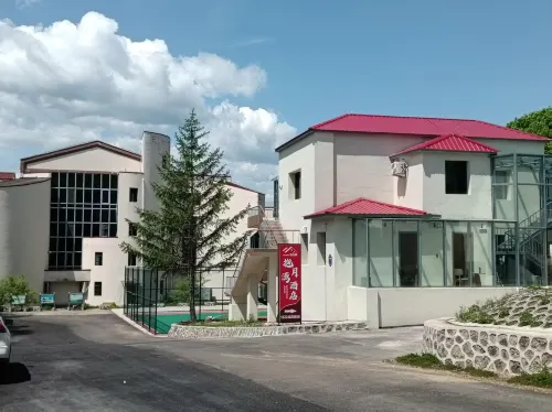 Baoyuewan Hotel (Lake Jingpo Scenic Area)