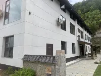 On Q Hill · Seven Rooms - 2-Star