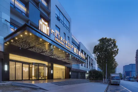 Metropolo Hotels  Nanjing Zhongshanling Scenic Area Qilinmen Metro Station Branch Отели рядом с достопримечательностью «Nanjing University of Science and Technology Zijin College»