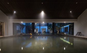 Emei Mountain and Courtyard. Jingzhu Shiguang Hot Spring Hotel