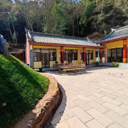Shuangbai Luoshenghu Banshan Hotel