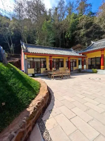 Shuangbai Luoshenghu Banshan Hotel Отели в г. Шуанбай