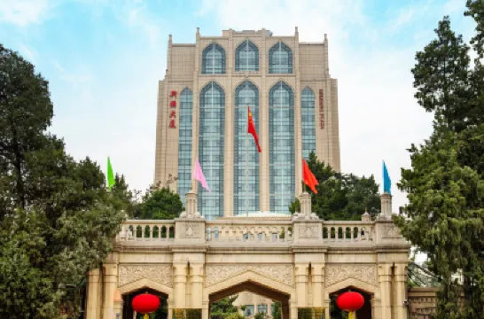 Beijing Xinjiang Plaza Hotel berhampiran CECEC College of Management
