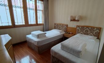 Beijing Hailing Hotel (Yuquan Road Subway Station)