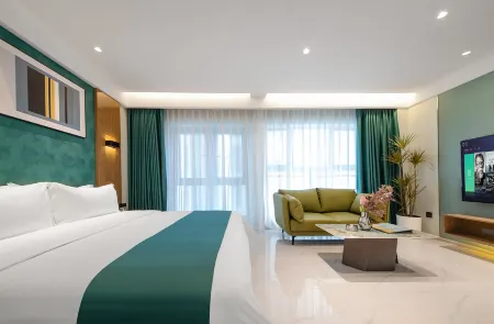 Xingfu Holiday Hotel (Buji Shenzhen East Railway Station Branch)