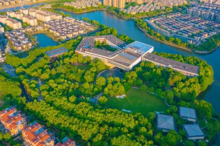 Garden Grand Hotel Nanxun Отели рядом с достопримечательностью «Zhejiang University of Water Conservancy Hydropower (Nanzhang Campus)»