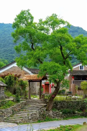 Nianhuagu Guesthouse Отели в г. Юаньань